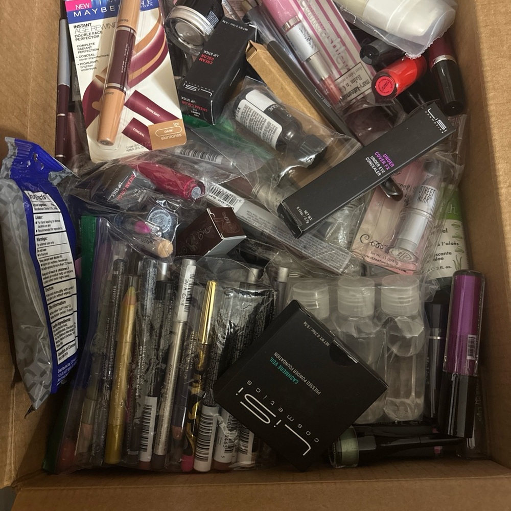 Assorted New makeup 100 pcs